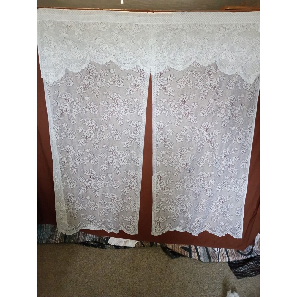 Floral lace curtain 3 Piece delicate rose pattern with a scalloped Edge Vnt